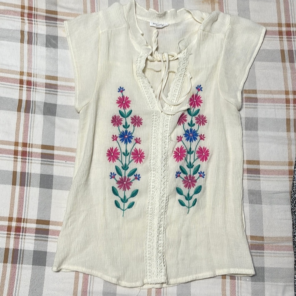 Lightweight shirt, brand blue pepper, size Large color beige